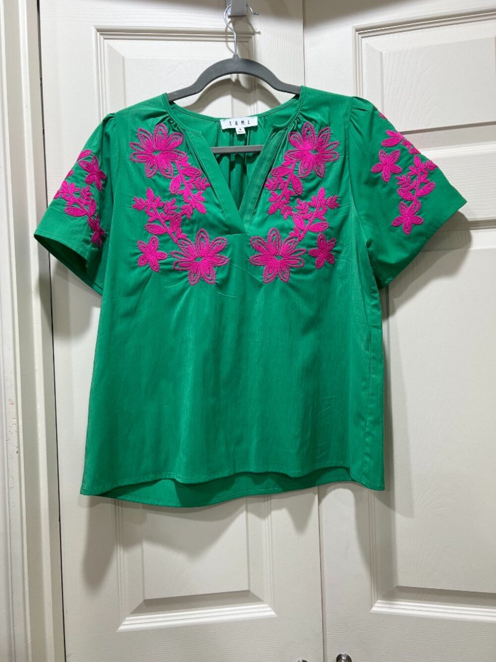 Women’s THML Green Embroidered Floral Blouse Pink V-Neck Short Sleeve Top Medium